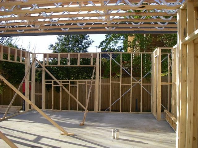 基础完成后,砖混结构要开始砌墙,框架结构现浇梁柱板.